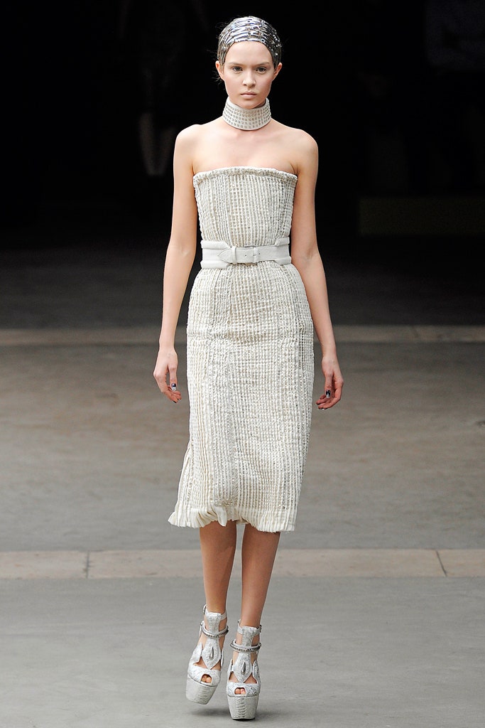 Snow White does High Fashion: Alexander McQueen Fall 2011 – Ayerhs