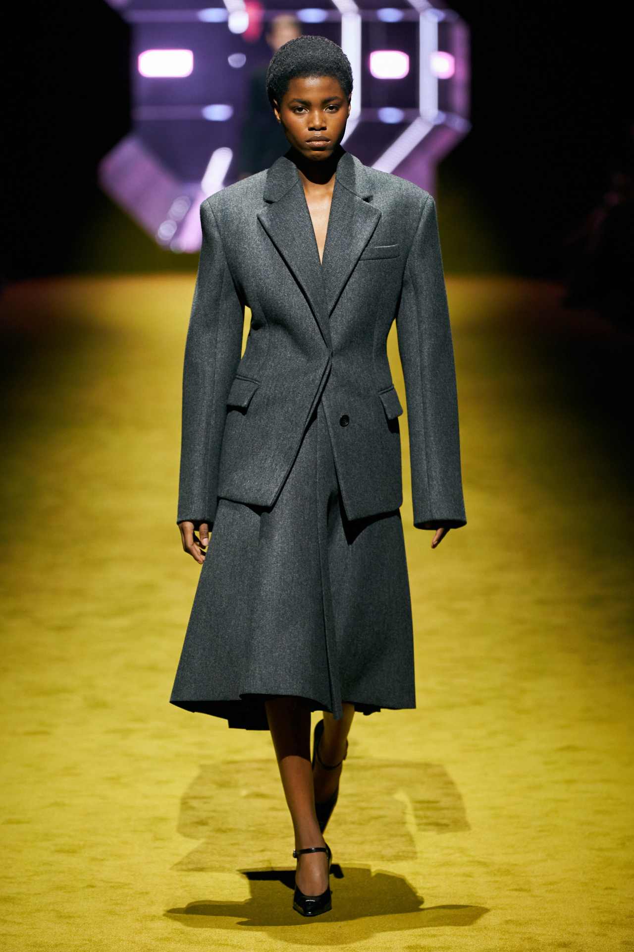 Prada переосмыслила офисный стиль: комфорт и элегантность вместо жертв