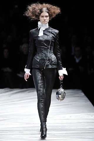 小物 Alexander McQueen 2008 'Queen Elizabeth Alexander McQueen Fall 2008 PFW: Feral to Royalty – Ayerhs Magazine