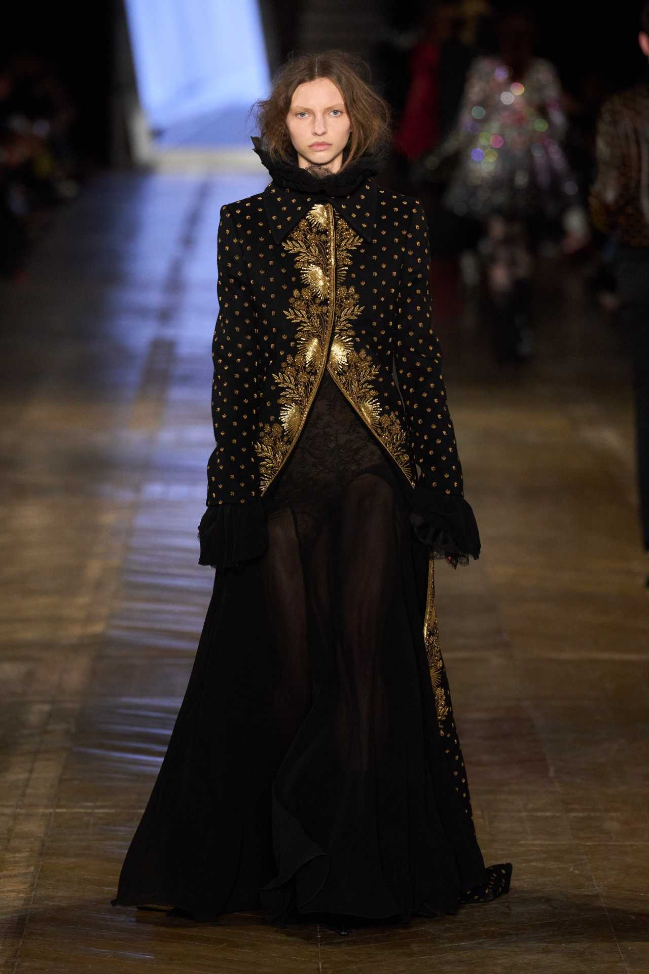 Alexander McQueen Fall 2025 PFW: The Neo-Dandy Rises – Ayerhs Magazine
